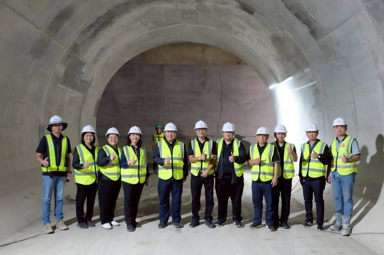 title - เลขาฯ ส.ป.ก. ลงพื้นที่ตรวจเยี่ยมวิสาหกิจชุมชนเกษตรวิถีพุทธ พร้อมตรวจติดตามความคืบหน้าการขอใช้ประโยชน์ในเขตปฏิรูปที่ดิน เพื่อดำเนินโครงการก่อสร้างทางรถไฟ